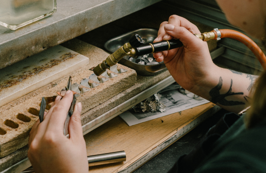 Live-lähetys Kalevala-korun tehtaalta näkyy 22 metroaseman mainospinnoilla