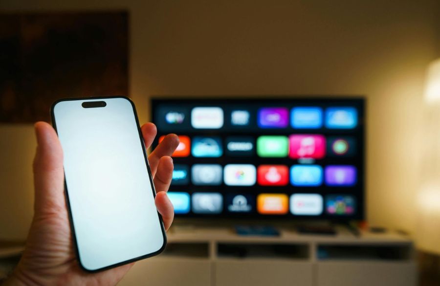 Suoratoisto nappaa jo kaksi kolmannesta alle 45-vuotiaiden katseluajasta – tällainen oli tv-vuosi 2025