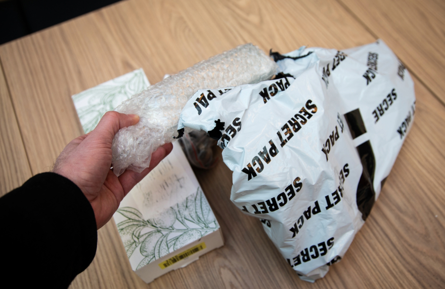 Toimittaja testasi, mikä King Colisin mysteeripaketeissa viehättää: ”Lottokansaa kiehtoo uhkapeli kolleillakin”