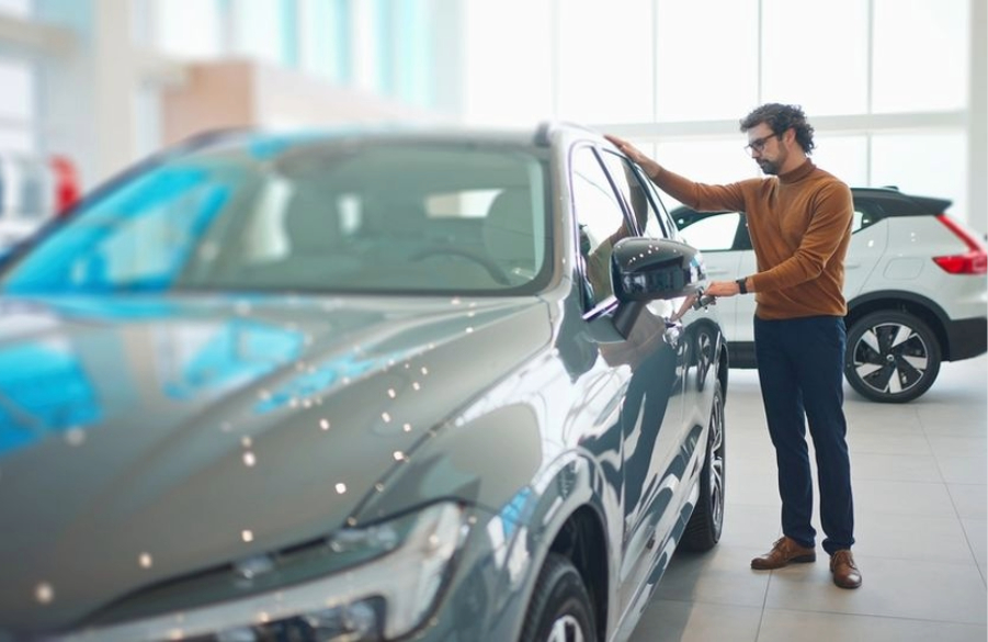 Iranin sota lisäsi autoliikkeille tarjottavien bensa-autojen määrää