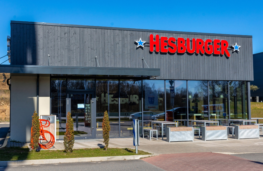 Hesburgerin markkinointipomo: Suomalainen pikaruokaketju mielletään Baltiassa jo paikalliseksi brändiksi