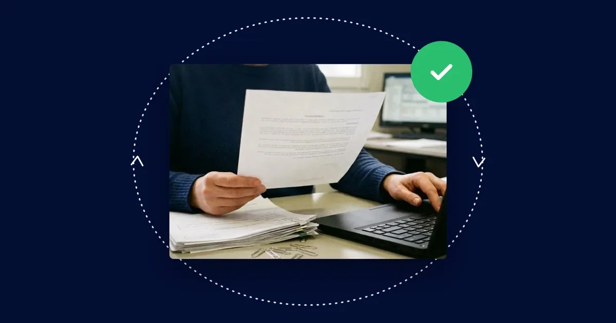 Une acheteuse vérifie une attestation papier à son bureau en saisissant son code sur un ordinateur portable, entourée d'une boucle en pointillés et d'une coche verte