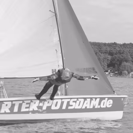 Fleur Augustinus balancing on the side of a sailing boat
