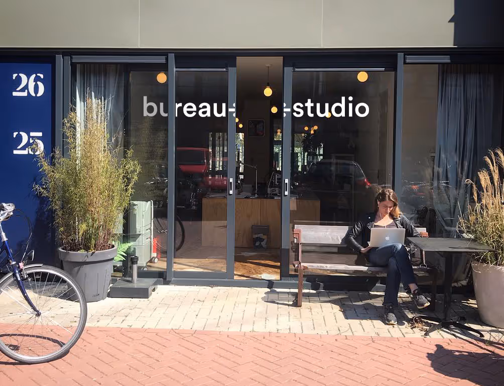 zonnige buitenterras van bureau-studio