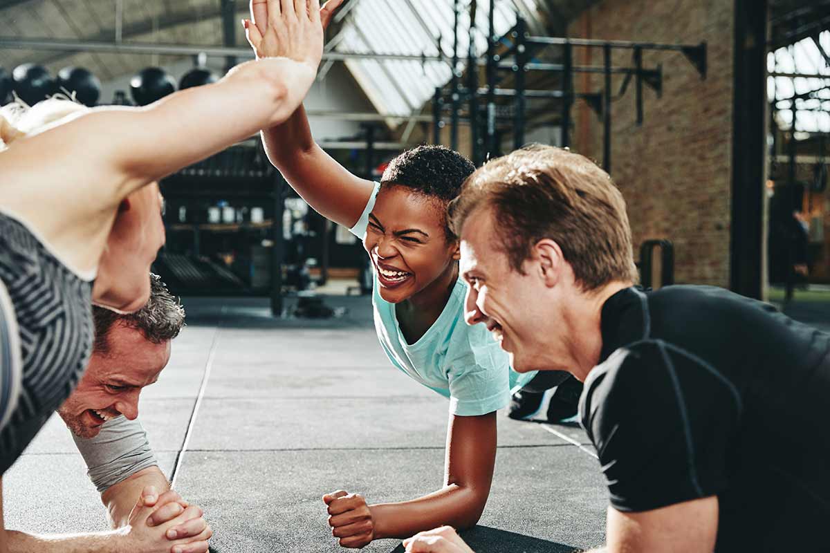 Grupo de pessoas fazendo exercícios em uma academia.
