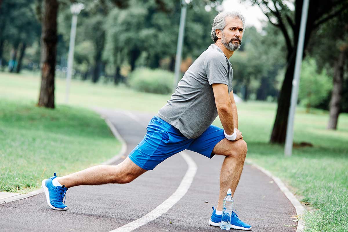 Um homem fazendo exercícios ao ar livre.