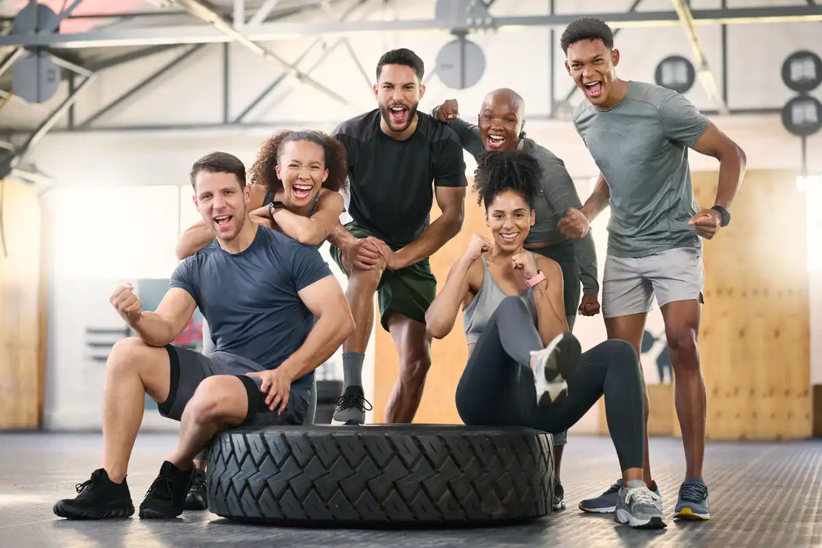 Um grupo de pessoas fazendo exercícios de CrossFit.
