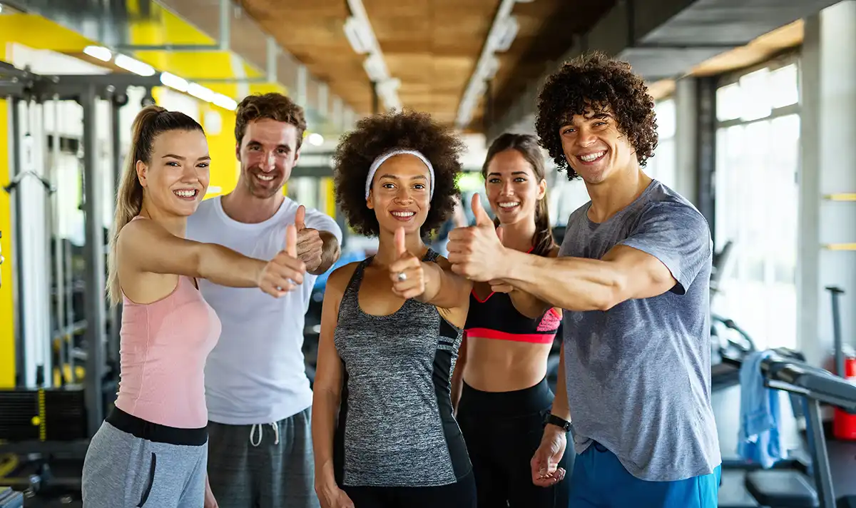 Um grupo de pessoas fazendo exercícios em uma academia.