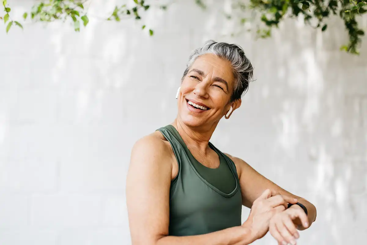 Uma mulher senior se preparando para fazer exercícios.