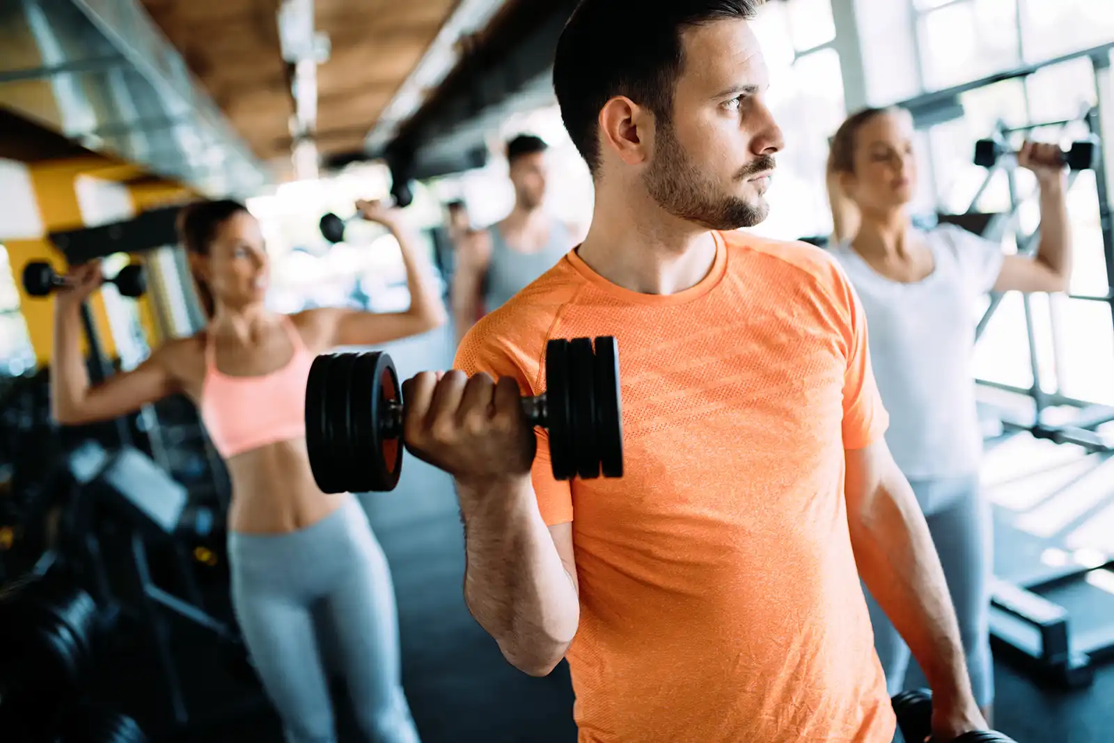 Um grupo de pessoas fazendo exercícios em uma academia.