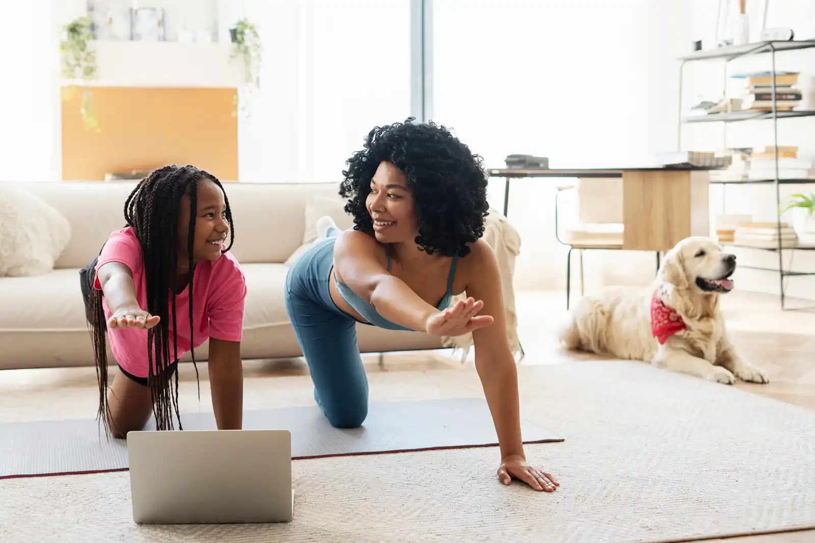 Uma família fazendo exercícios em casa.