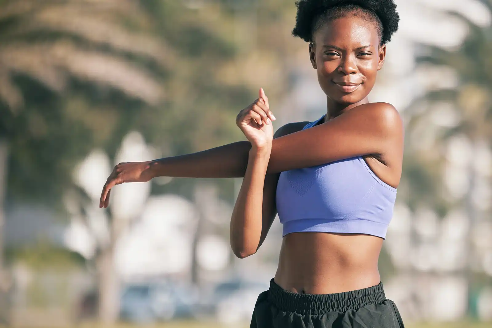 Uma mulher se preparando para fazer exercícios ao ar livre.