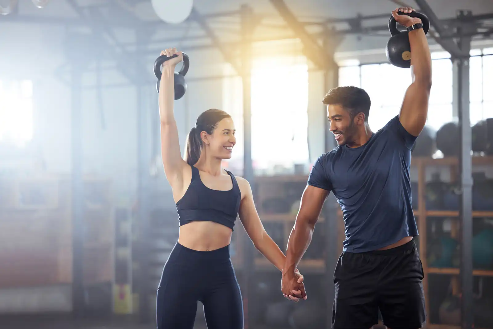 Um casal fazendo exercícios em uma academia.