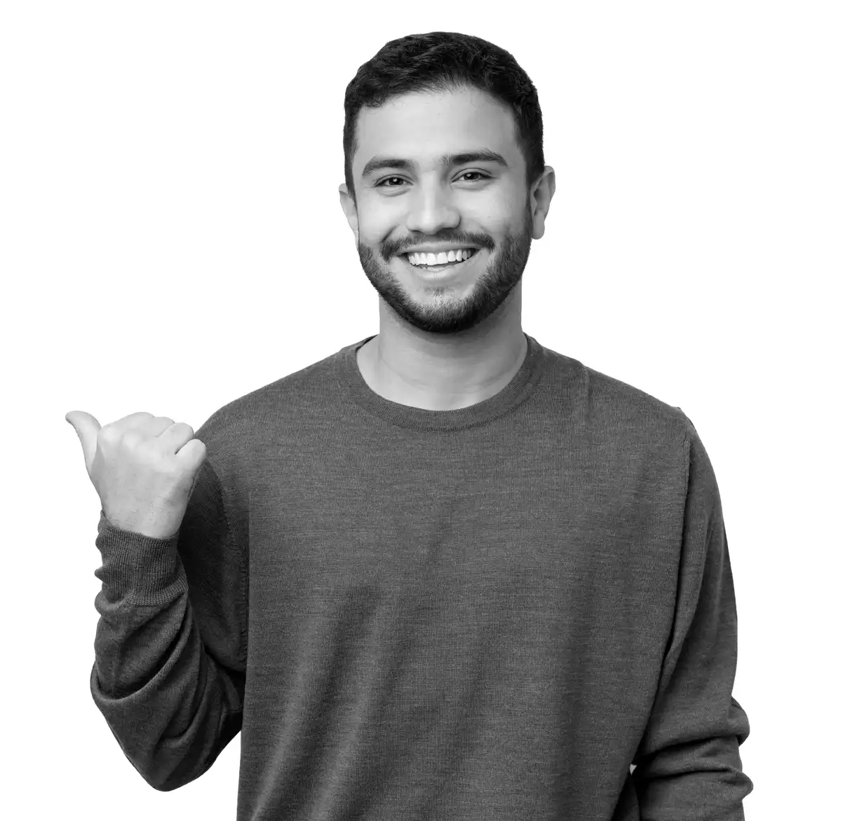 Um homem sorrindo e apontando para o lado.