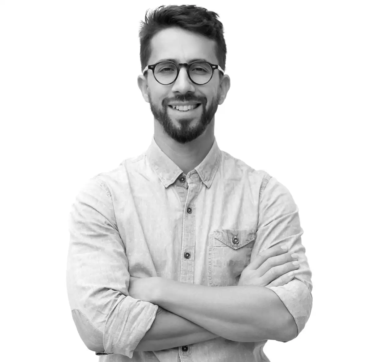 Um jovem de braços cruzados