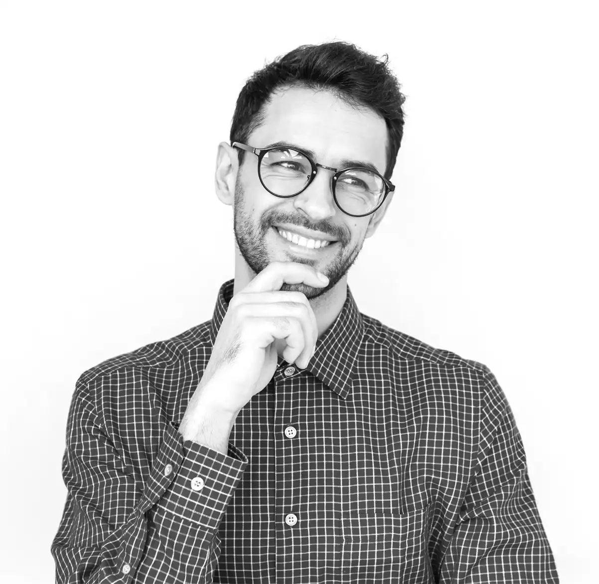 Um jovem com a mão no queixo