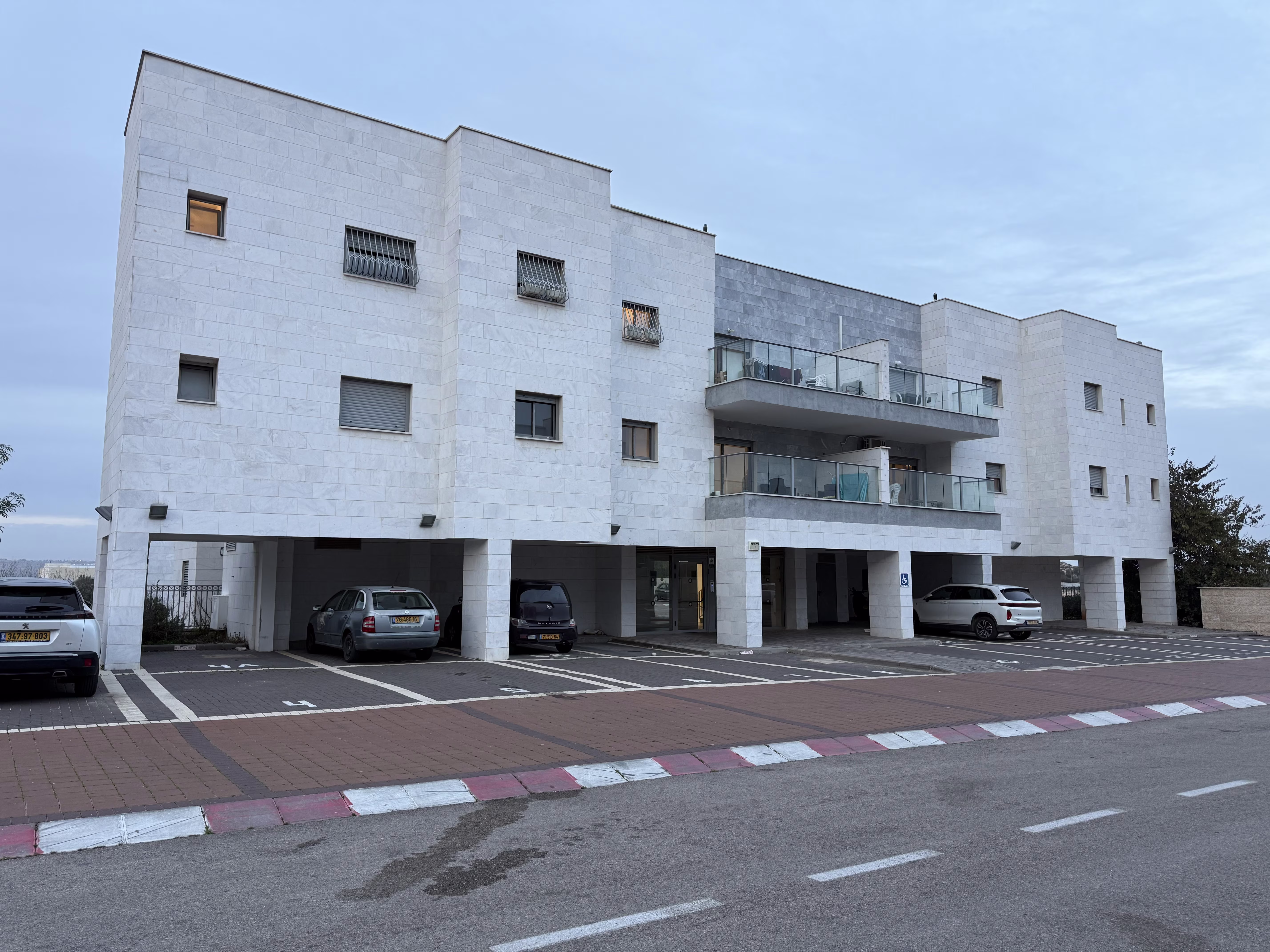 Улица Ир ха-Йона 11, Ариэль