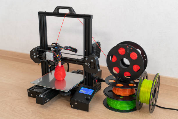 impresora 3d moderna y bobinas de filamento multicolor - filament 3d print fotografías e imágenes de stock