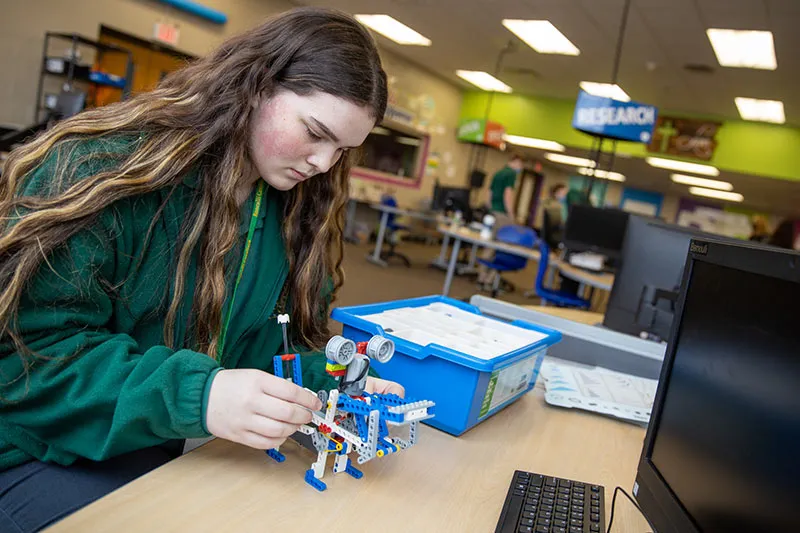 girl build object in STREAM lab