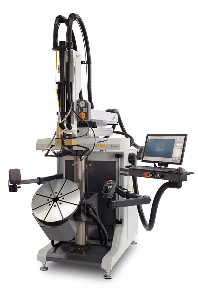 Die ASKIAS Adaption ist eine stationäre Laserschweißanlage. Sie passt sich mit 3 bis 5 CNC-gesteuerten und 7 manuellen Achsen flexibel an Ihre Herausforderungen an und erlaubt Ihnen das schnelle Umrüsten von Mikro- bis Makro-Bearbeitung und für nahezu alle Materialien und Formen. Dank auswechselbarer Laseroptiken kann diese Laserschweißmaschine auch zum Laserschneiden, Laserbohren und für viele weitere Anwendungszwecke eingesetzt werden. Die Anlage ist dank energieeffizienter Faserlaser von AUXXOS förderfähig. 