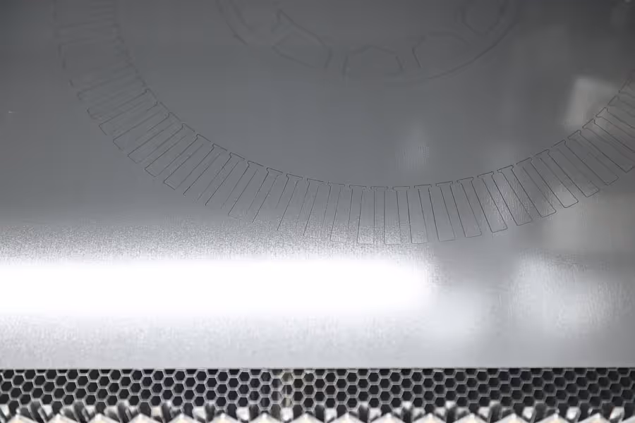 Fein- und Elektrobleche stellen besondere Anforderungen an den Schneidprozess. Ultradünne Materialien erfordern höchste Schnittqualität. Komplexe Geometrien verlangen Präzision bei hoher Schnittgeschwindigkeit. Je nach Produktionsumfeld braucht es flexible Konzepte – vom manuellen Betrieb bis zur Vollautomatisierung. KIMLA Laserschneidanlagen, kombiniert mit der Expertise von ASKIAS, meistern diese Herausforderungen.