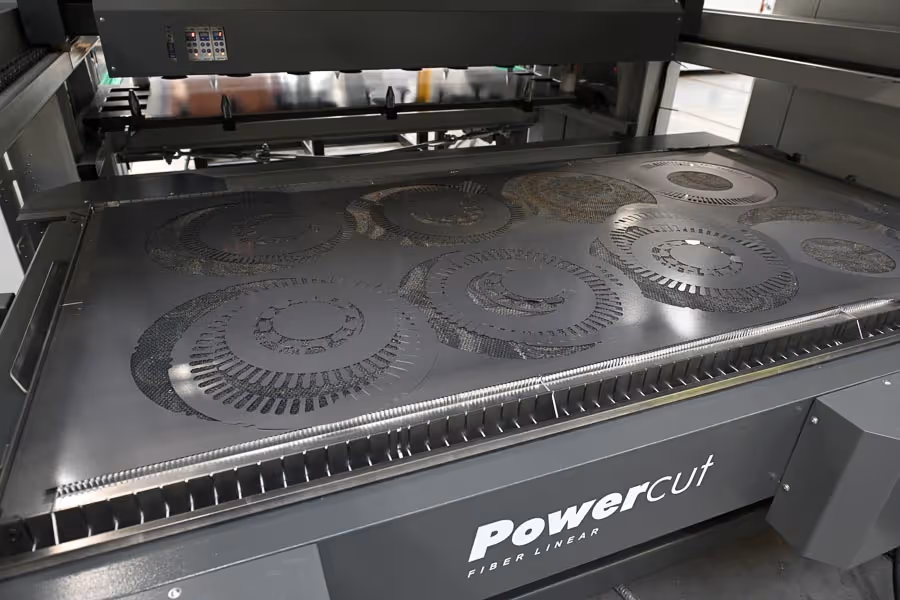 Fein- und Elektrobleche stellen besondere Anforderungen an den Schneidprozess. Ultradünne Materialien erfordern höchste Schnittqualität. Komplexe Geometrien verlangen Präzision bei hoher Schnittgeschwindigkeit. Je nach Produktionsumfeld braucht es flexible Konzepte – vom manuellen Betrieb bis zur Vollautomatisierung. KIMLA Laserschneidanlagen, kombiniert mit der Expertise von ASKIAS, meistern diese Herausforderungen.