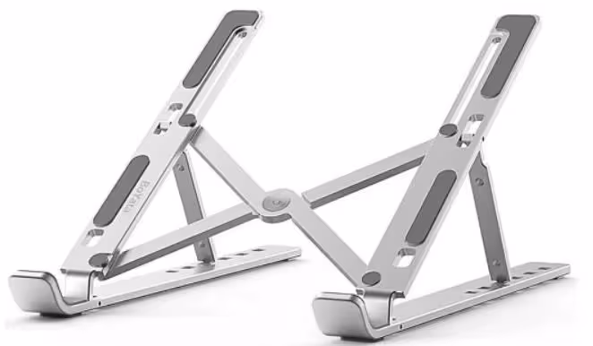 Verstellbarer, faltbarer Laptopständer aus Metall mit grauen Gummipolstern zur Stabilisierung.