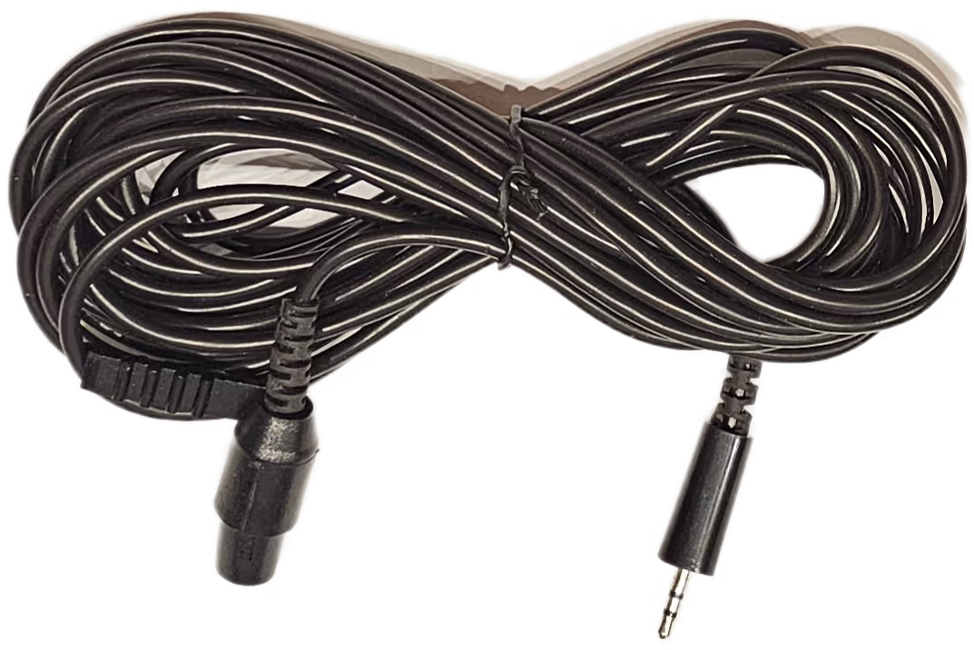 Ein aufgerolltes schwarzes Audiokabel mit einem 3,5-mm-Klinkenstecker an einem Ende und einer weiblichen Buchse am anderen.