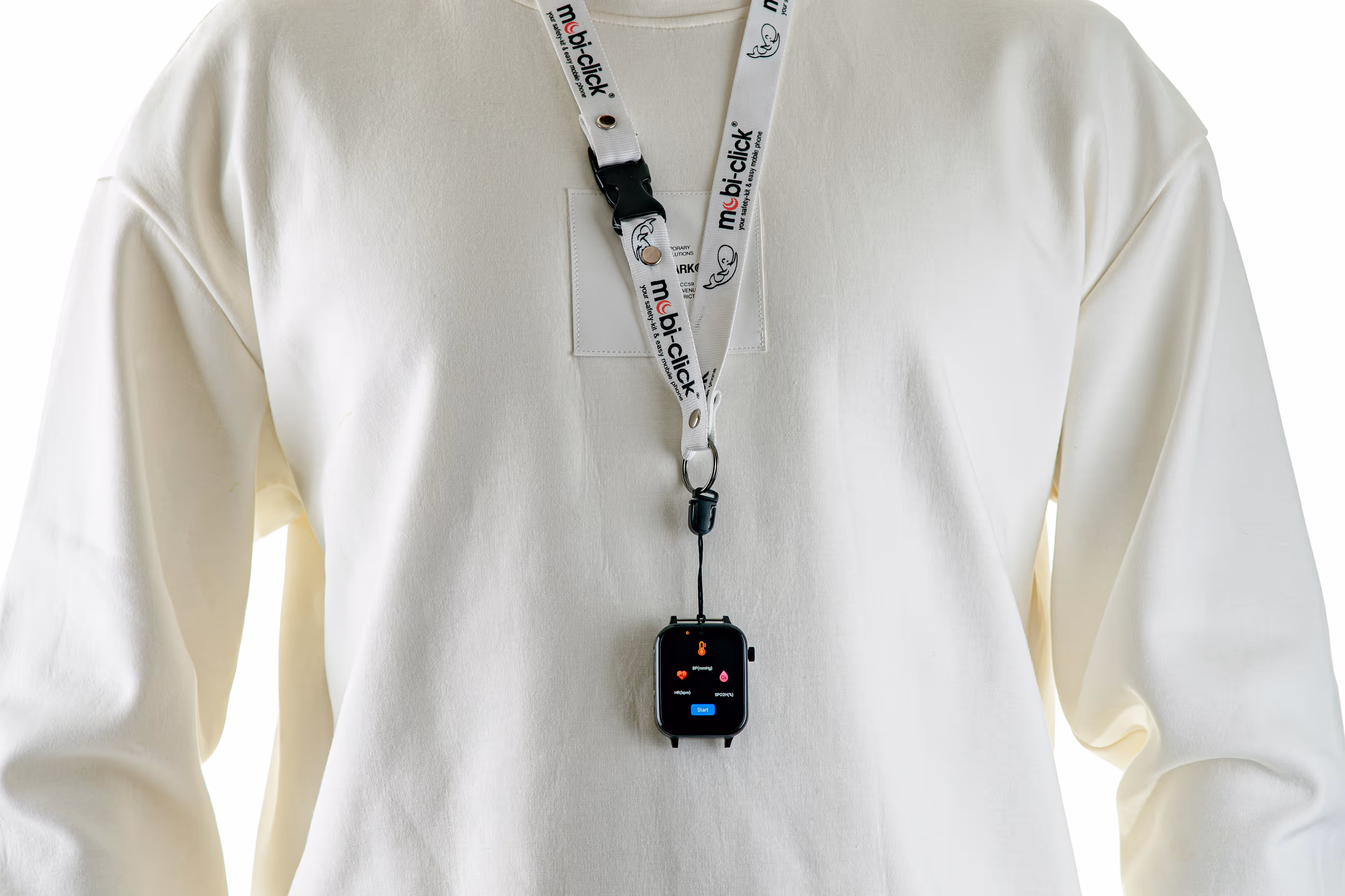Person trägt eine weiße Sweatshirt mit einer an einem weißen Lanyard befestigten schwarzen Smartwatch mit Gesundheits-Apps auf dem Display.