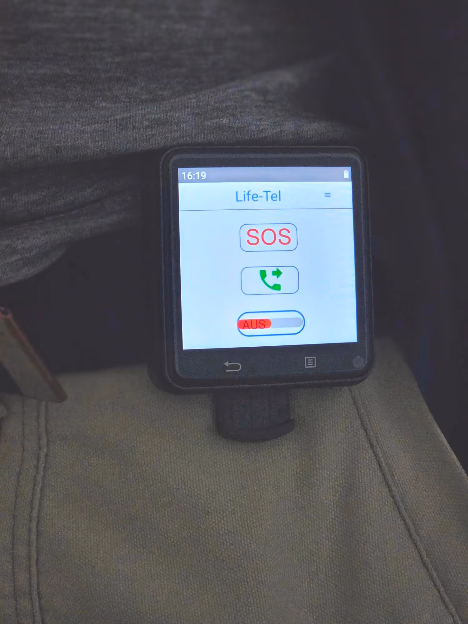 Display einer Life-Tel-Uhr mit SOS-Schaltfläche und einem Telefonhörer-Symbol für Anrufe.