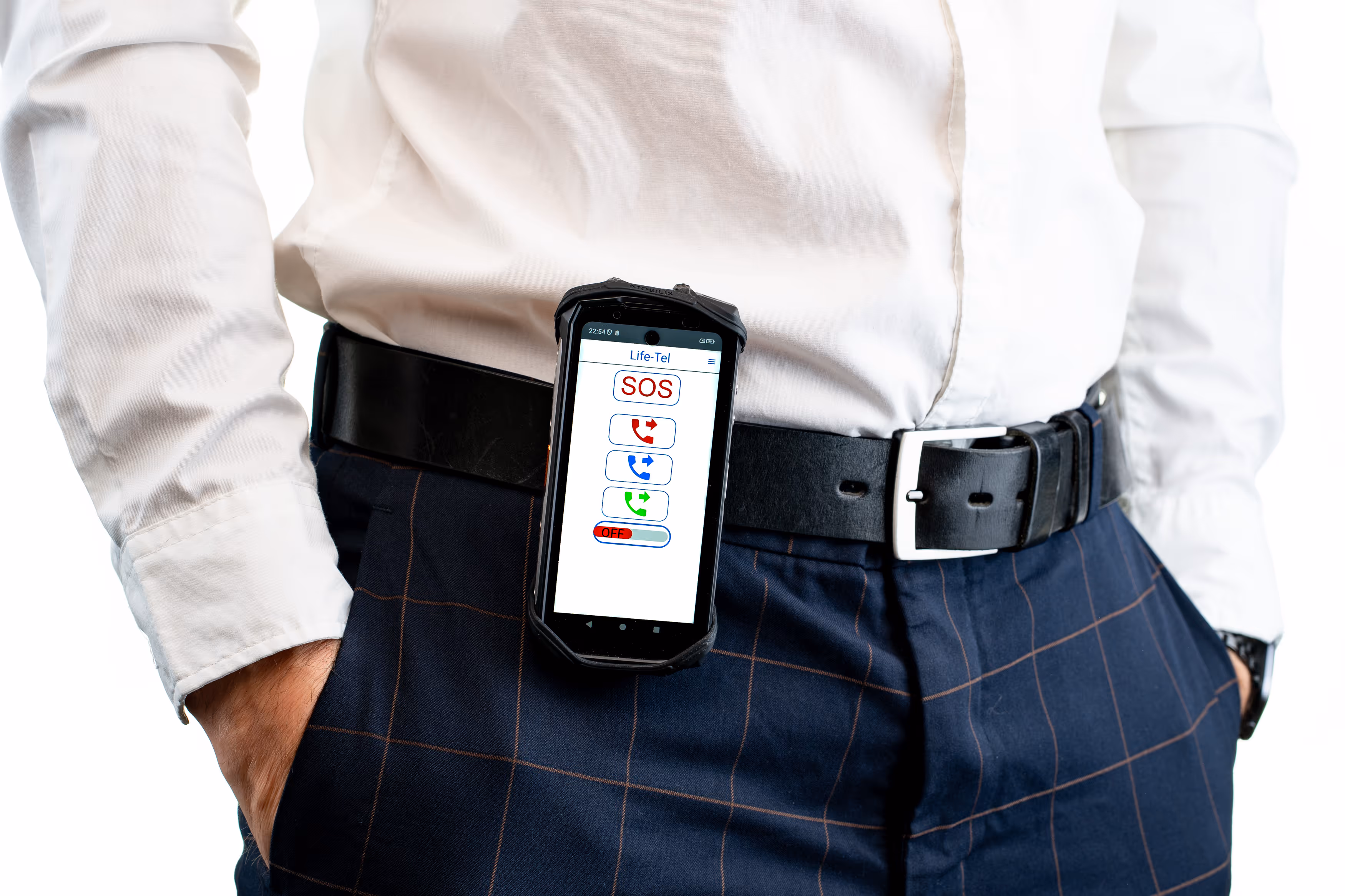Handy mit SOS-Notruftasten an einem Gürtel eines Mannes mit weißem Hemd und karierten dunkelblauen Hosen.