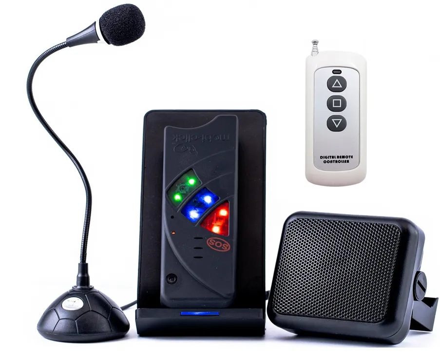 Mikrofon mit Basisstation, Lautsprecher und weißer Fernbedienung mit drei Tasten.