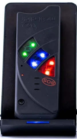 Ein schwarzes SOS-Gerät mit leuchtenden grünen, blauen und roten LED-Lichtern.