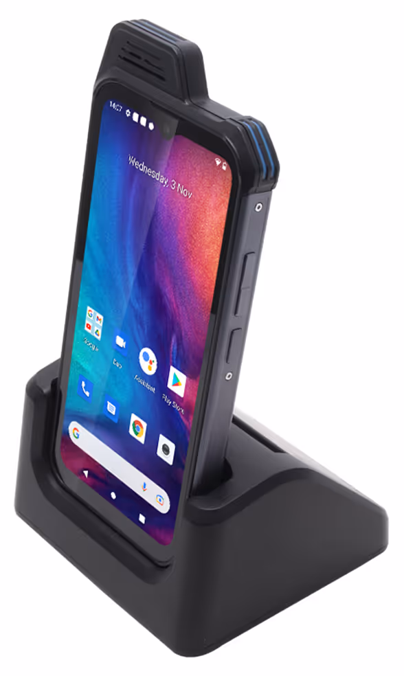 Robustes Smartphone in einer schwarzen Ladestation mit sichtbarem Startbildschirm und App-Symbolen.