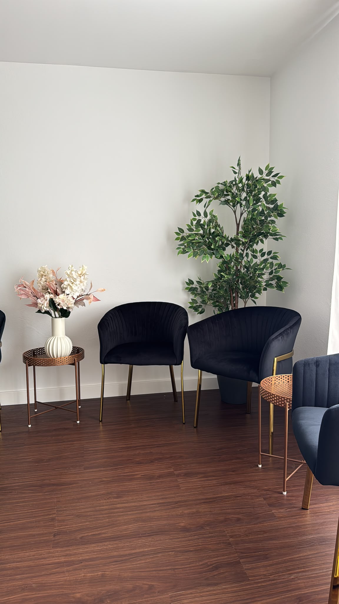 Wartebereich der Hebammen-Praxis in Suhr mit Sesseln und Blumenschmuck