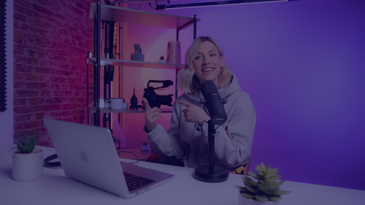 Créatrice de contenu B2B qui présente face caméra à son bureau, avec micro et ordinateur portable