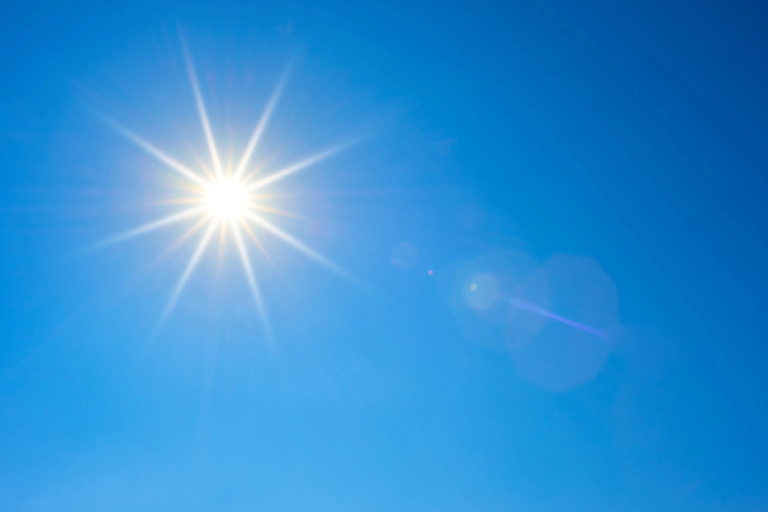 Strahlend blauer Himmel mit Sonnenschein