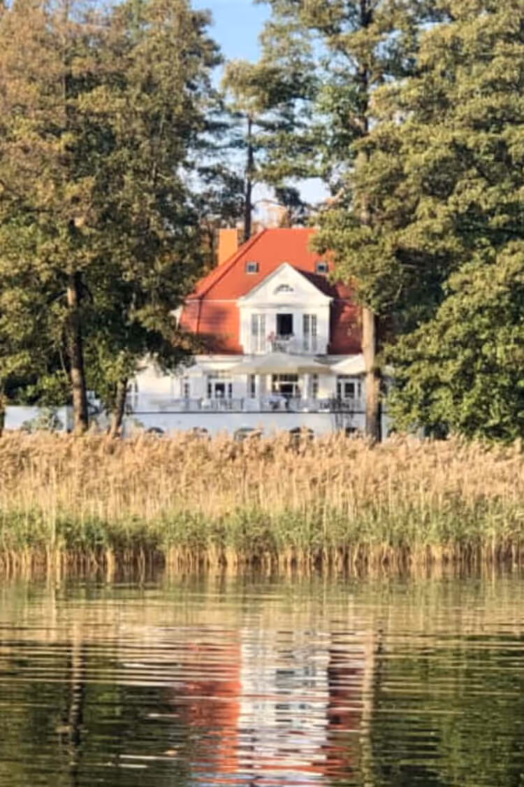Blick auf die Villa Contessa im Herbst - in traumhafter Lage am Ufer des Scharmützelsees  | © Villa Contessa - 5 Sterne Superior Hotel & Spa Resort - Bad Saarow / Brandenburg