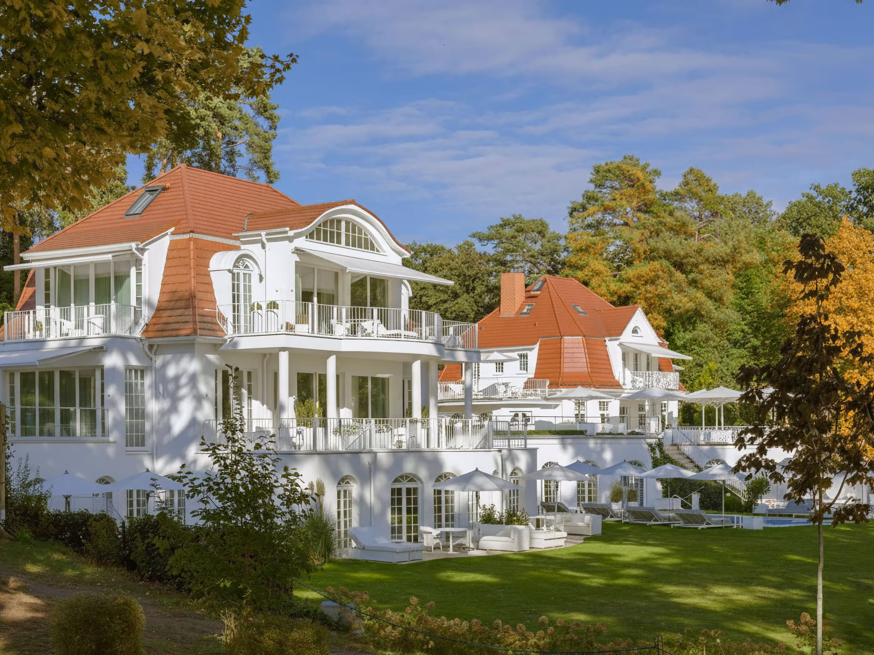 Seitlicher Blick auf die beiden Villen unseres Villa Contessa Resorts - aufgenommen im Herbst | © Villa Contessa - 5 Sterne Superior Hotel & Spa Resort - Bad Saarow / Brandenburg