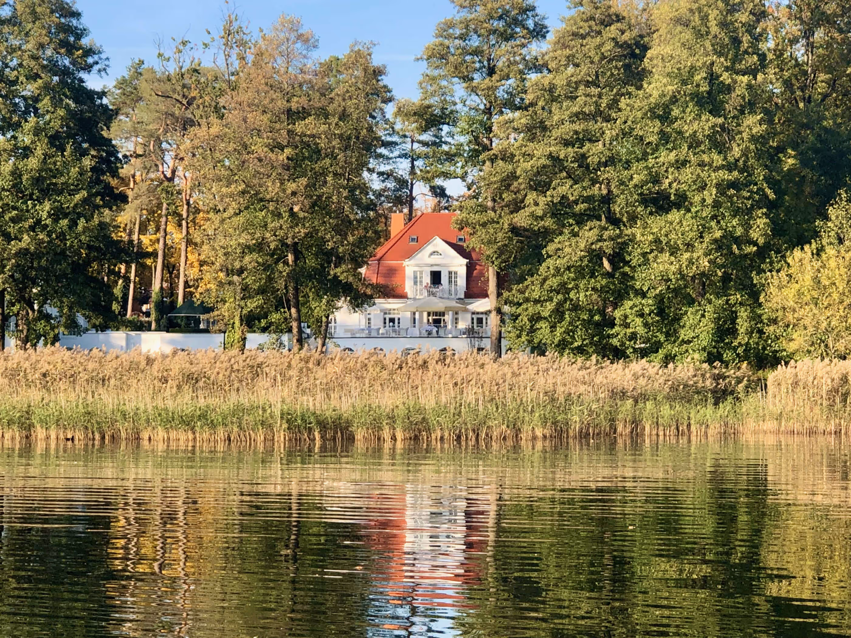 Blick auf die Villa Contessa im Herbst - in traumhafter Lage am Ufer des Scharmützelsees | © Villa Contessa - 5 Sterne Superior Hotel & Spa Resort - Bad Saarow / Brandenburg