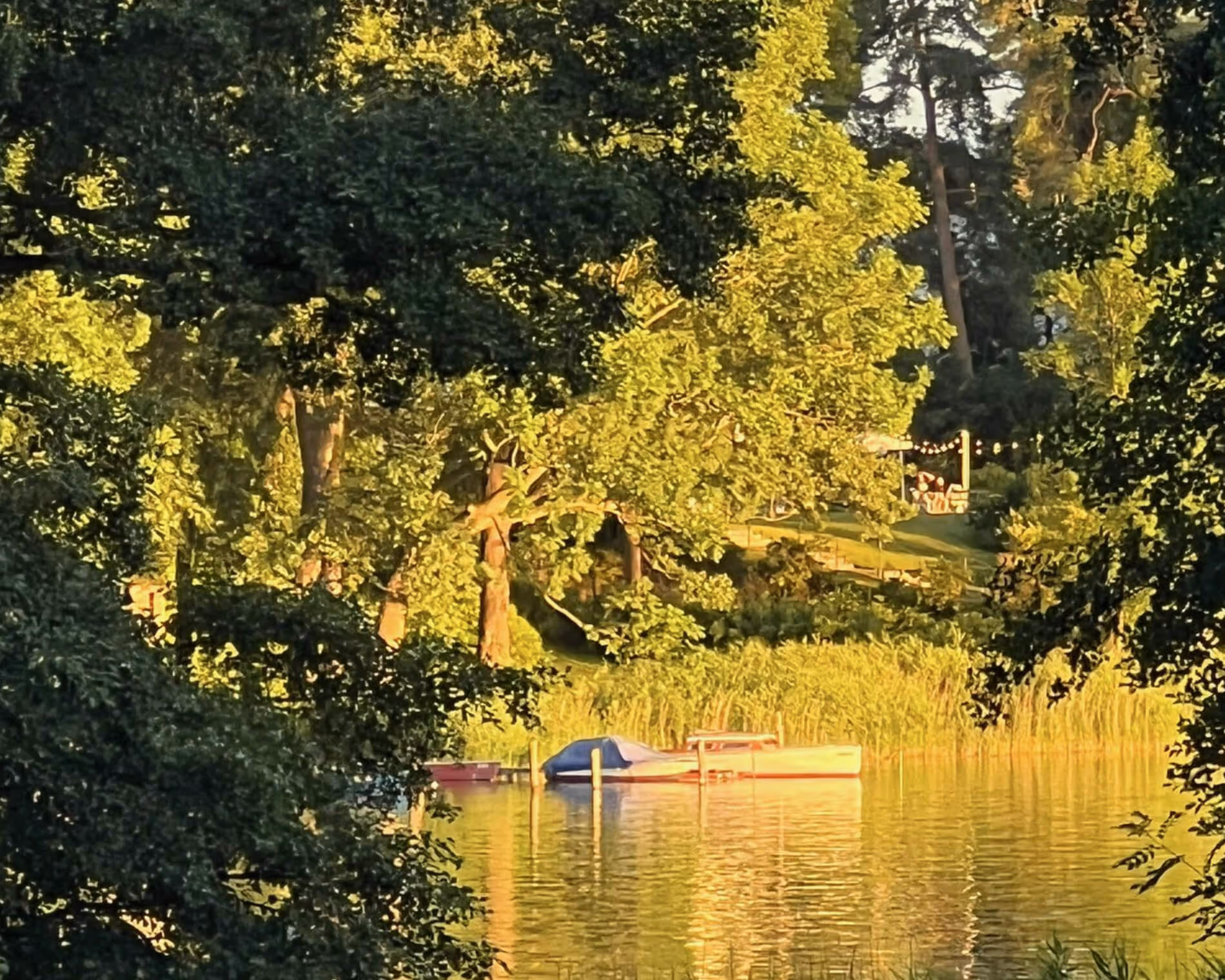 Blick von der Terrasse unserer Villa Contessa auf die Bucht des Scharmützelsees - aufgenommen im herbstlichen Sonnenuntergang