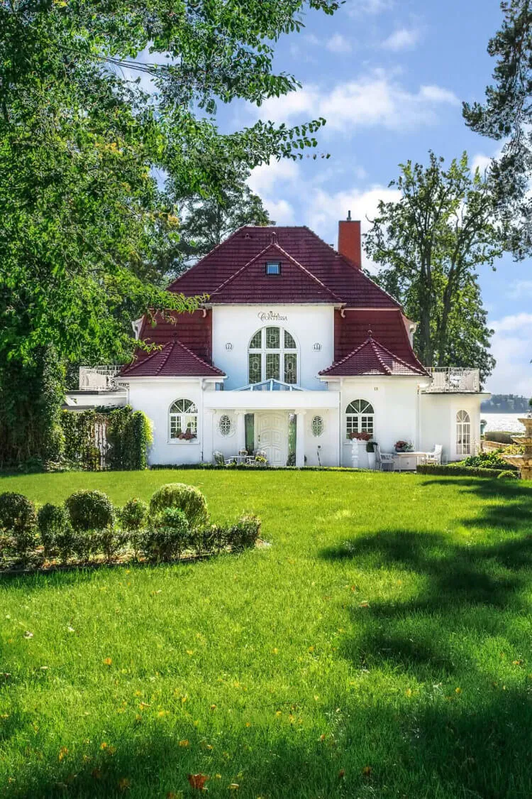 Die zauberhafte Villa Contessa, eingebettet in einen malerischen Park am Ufer des majestätischen Scharmützelsees | © Villa Contessa - 5 Sterne Superior Hotel & Spa Resort - Bad Saarow / Brandenburg