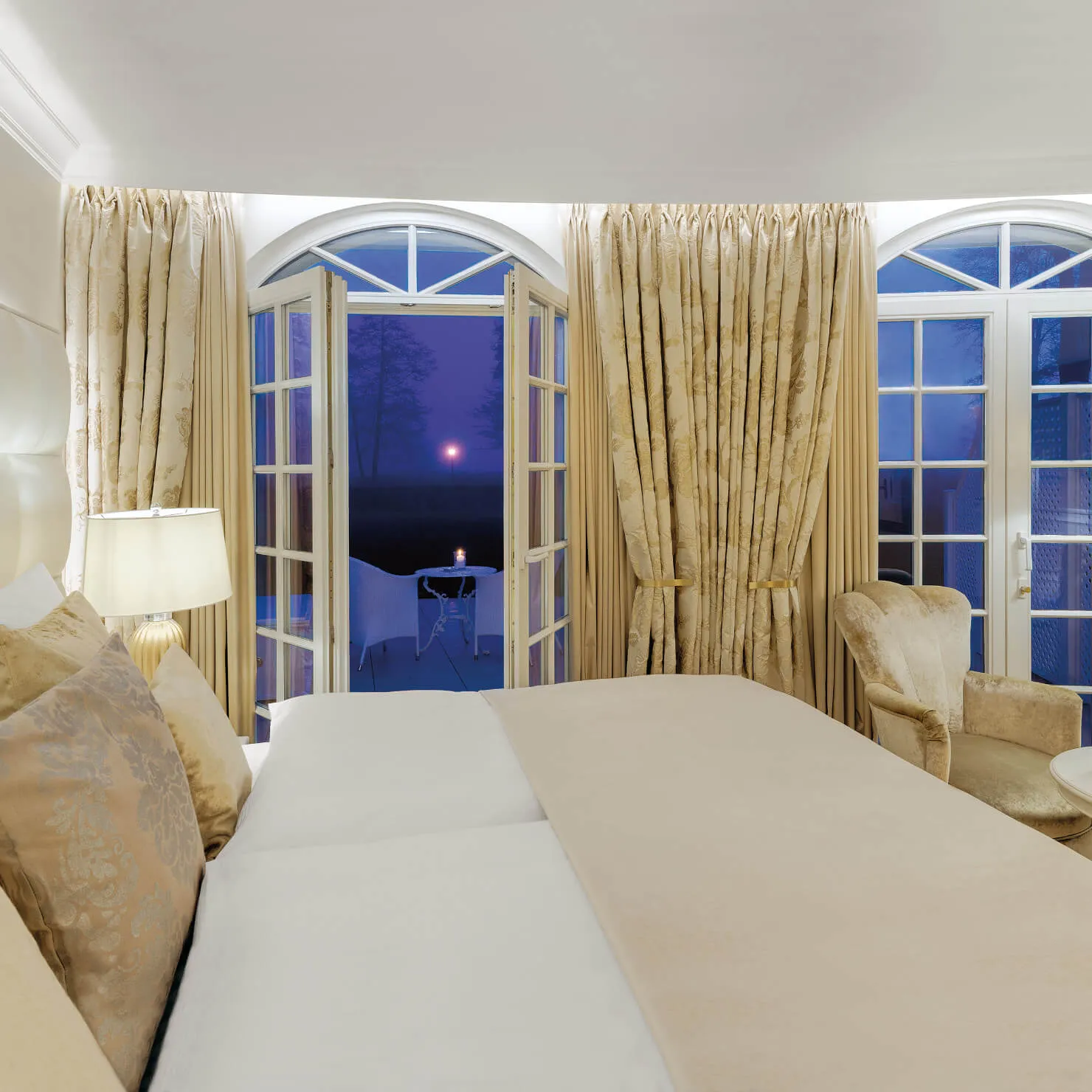 Evening atmosphere in a hotel room of Villa Contessa | © Villa Contessa – 5-Star Superior Hotel & Spa – Bad Saarow / Brandenburg - Germany