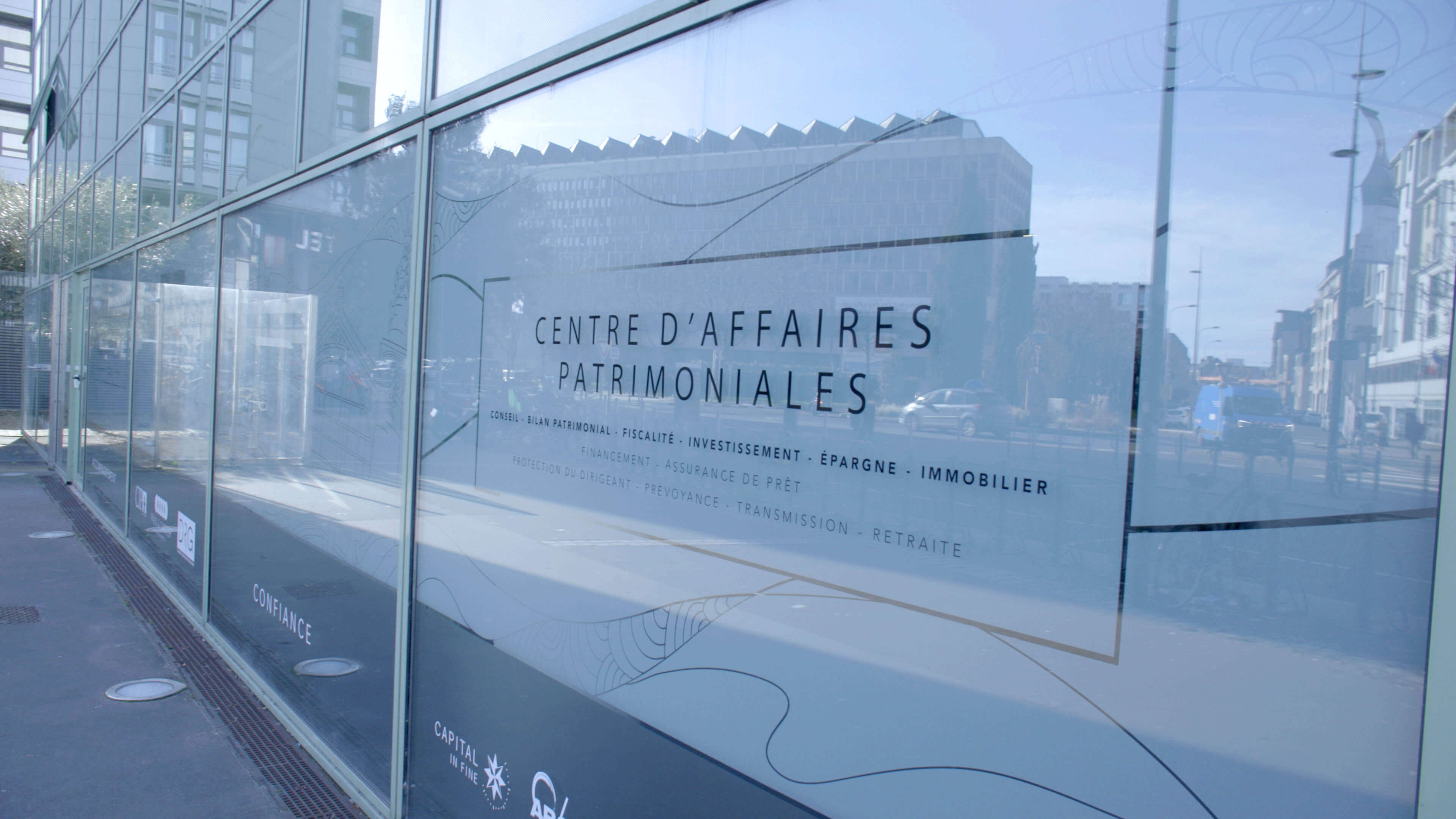 Décoration adhésive bureaux Capital in Fine courtier crédit immobilier Tours - Design graphique sur-mesure