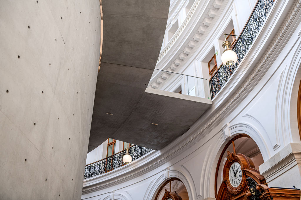 photographies de l'tIntérieur de la bourse, matériaux sobres et tons neutres — Jonathan Moyal