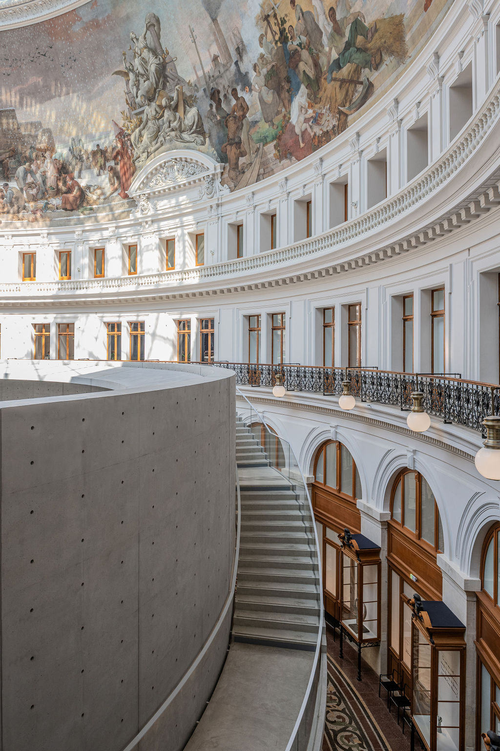 photographies de l'tIntérieur de la bourse, matériaux sobres et tons neutres — Jonathan Moyal