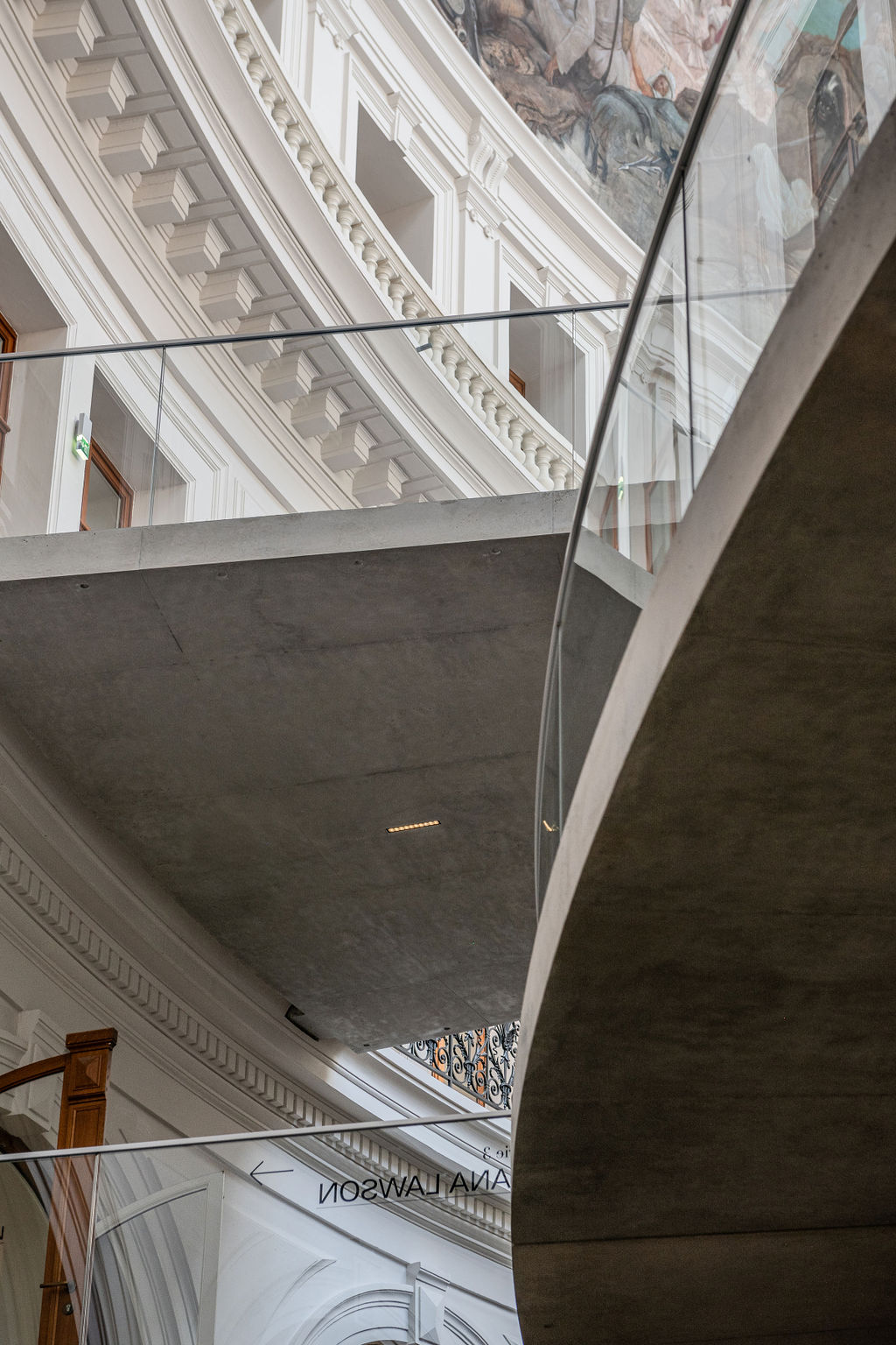 photographies de l'tIntérieur de la bourse, matériaux sobres et tons neutres — Jonathan Moyal
