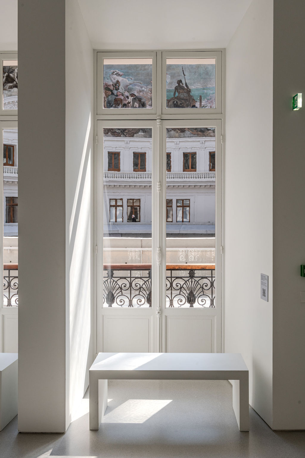 photographies de l'tIntérieur de la bourse, matériaux sobres et tons neutres — Jonathan Moyal