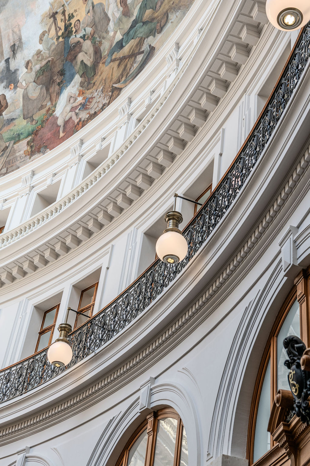 photographies de l'tIntérieur de la bourse, matériaux sobres et tons neutres — Jonathan Moyal