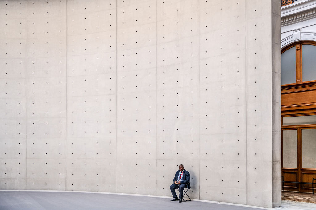 photographies de l'tIntérieur de la bourse, matériaux sobres et tons neutres — Jonathan Moyal